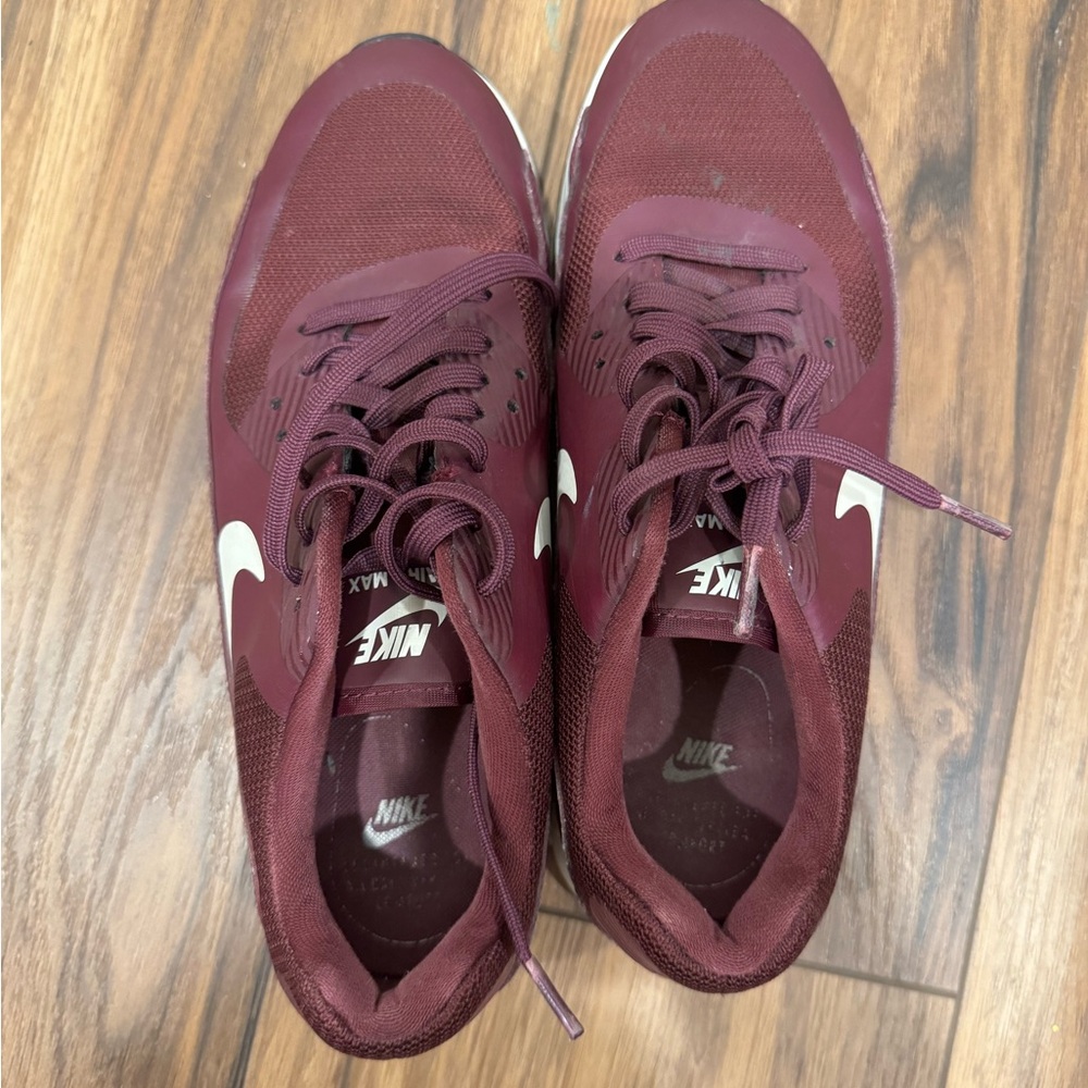 Nike Men's Maroon Athletic Sneakers with White Swoosh - Picture 4 of 6
